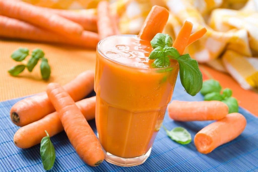Свежевыжатый морковный сок является профилактическим народным средством от молочницы